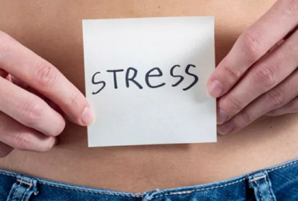 Гастроэнтеролог перечислил признаки того, что стресс начал разрушать желудок