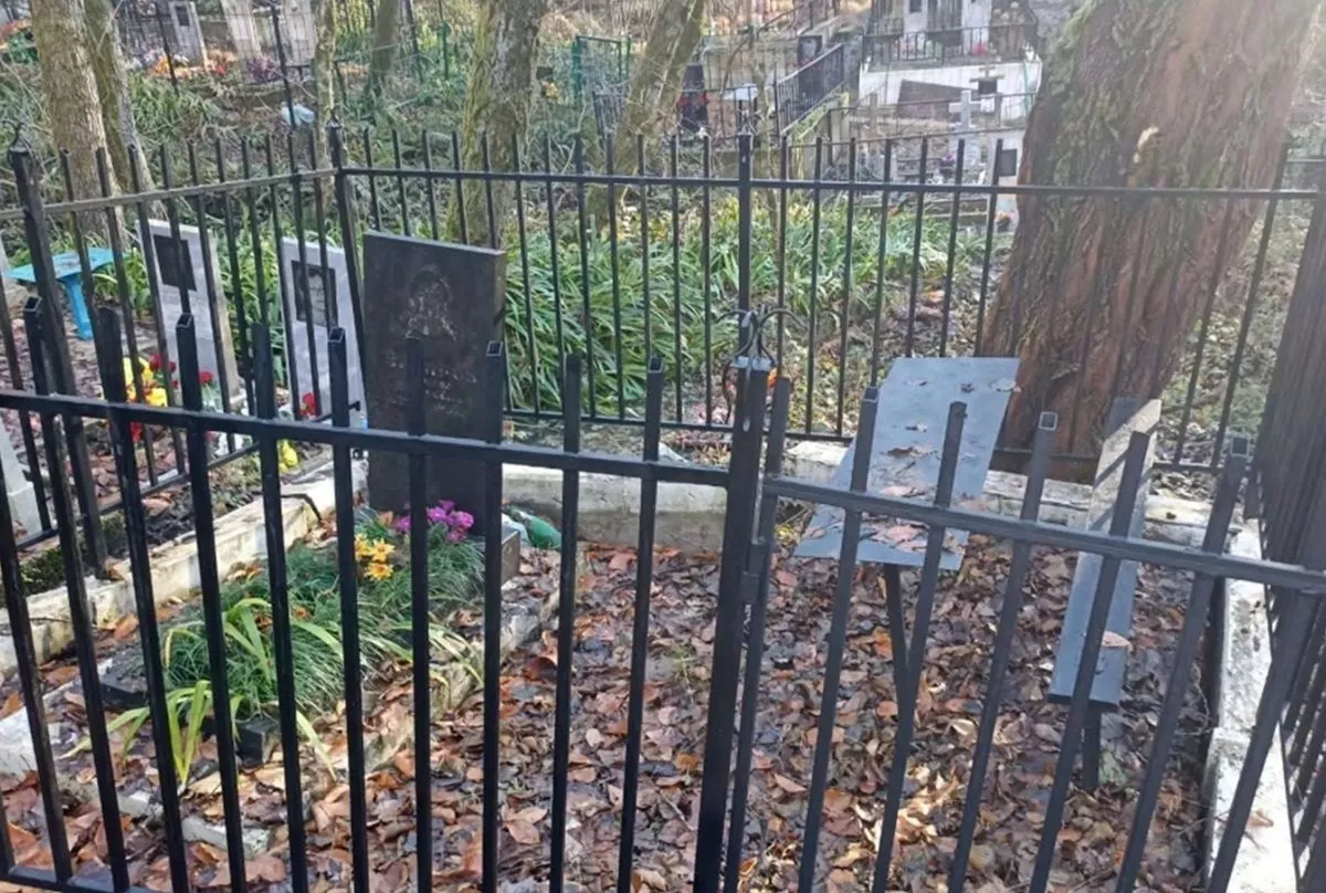 Движение грунта зафиксировано на кладбище в селе под Сочи: могилы стали сползать по склону