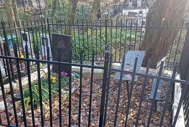 Движение грунта зафиксировано на кладбище в селе под Сочи: могилы стали сползать по склону