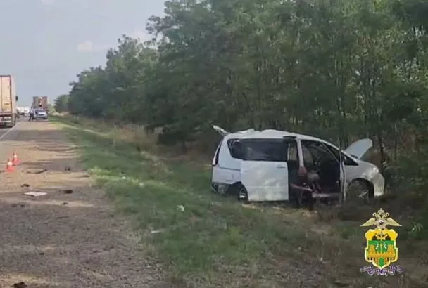 Грузовик снес попавшую в ДТП легковушку на трассе в Краснодарском крае. Погибла 6-летняя девочка