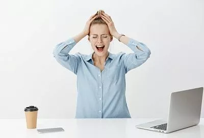 Любителей ходить на работу больными могут посадить: заразив коллег, можно попасть под статью