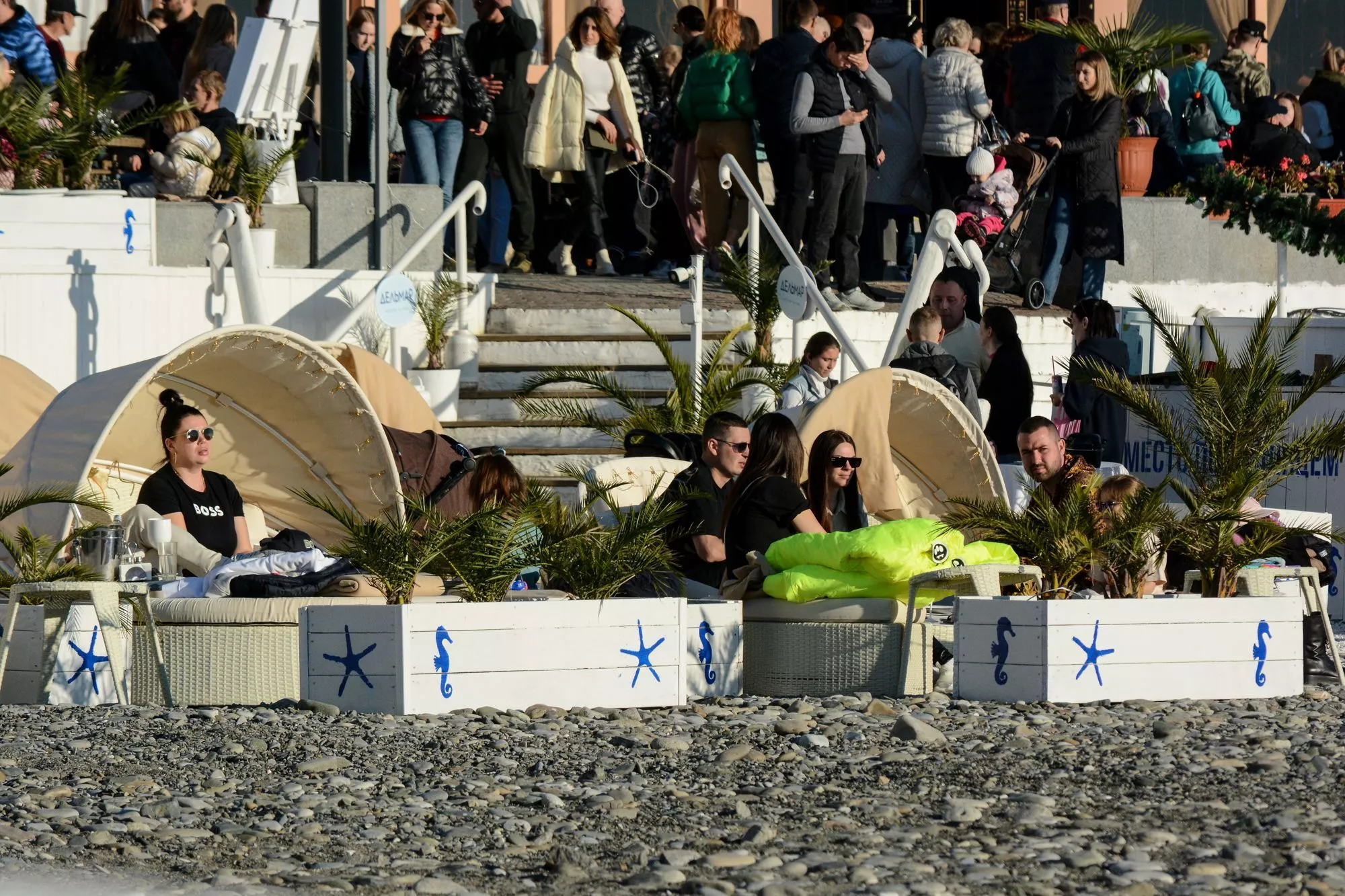 Более 300 тыс. человек ежемесячно посещают зимние пляжи в Сочи