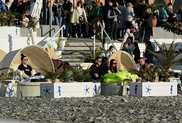 Более 300 тыс. человек ежемесячно посещают зимние пляжи в Сочи