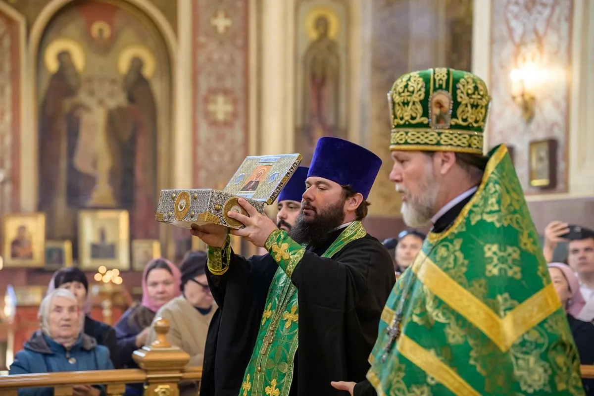 Пять дней ковчег с частицей мощей блаженной старицы Матроны Московской будет находиться в Краснодаре, в Свято-Екатерининском соборе. Пять дней ковчег с частицей мощей блаженной старицы Матроны Московской будет находиться в Краснодаре, в Свято-Екатерининском соборе.