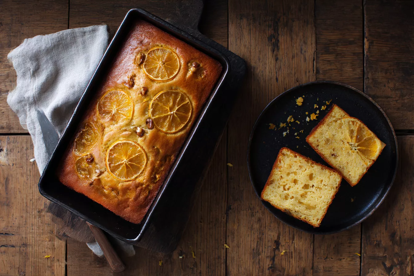 Апельсиновый постный пирог с изюмом и орехами