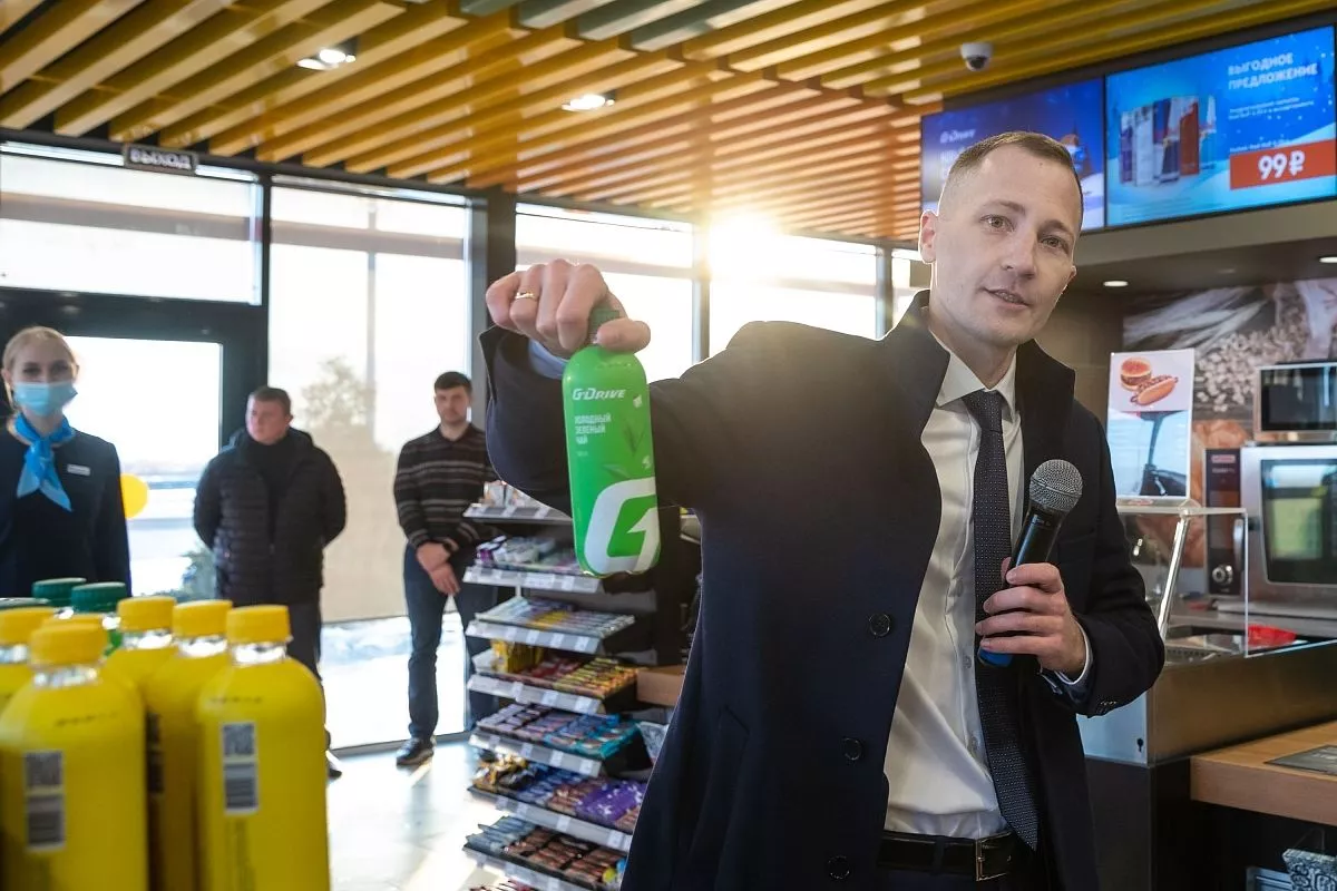 Руководитель сети АЗС «Газпромнефть» в Краснодарском крае Антон Глухов рассказал, что на новой станции автомобилисты могут приобрести более 1 800 товаров, включая напитки собственного бренда