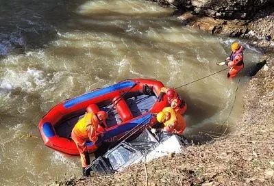 Автомобиль с пассажирами съехал в горную реку под Майкопом: погибли два человека