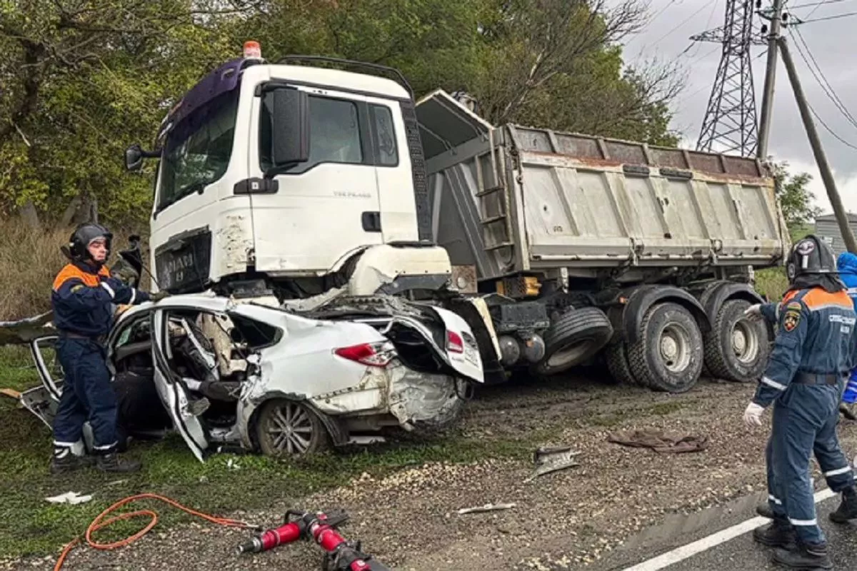 Лековушка залетела под самосвал на трассе под Анапой. Три человека погибли