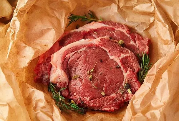 Самое вкусное и простое горячее на новогодний стол. Готовлю под бой курантов.  Делаю гармошки из пергамента или фольги, закладываю и 15 минут подаю  гостям порционно