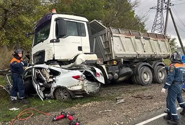 Лековушка залетела под самосвал на трассе под Анапой. Три человека погибли