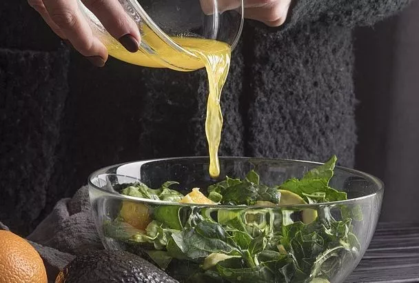 Идеальная 5-минутная салатная заправка к овощам (на каждый день): всего 5 ингредиентов + 5 вариантов для гурманов 