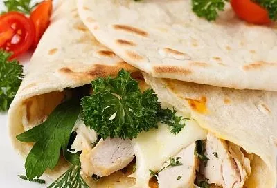 Хрустящий лаваш с курицей и сыром в духовке:  не требует много времени и усилий, а получается невероятно вкусным