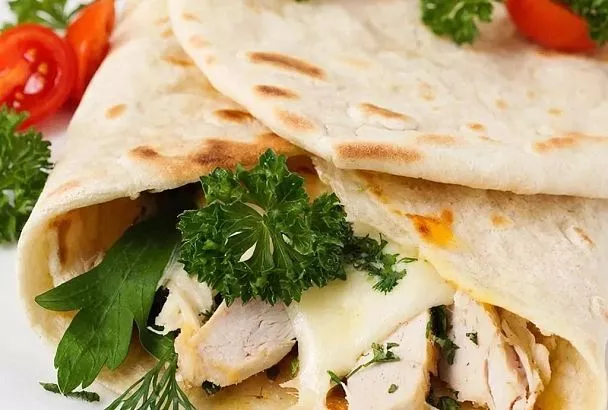 Хрустящий лаваш с курицей и сыром в духовке:  не требует много времени и усилий, а получается невероятно вкусным