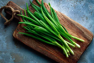 Продлеваем жизнь зелёному луку: забудьте про вялость и гниль