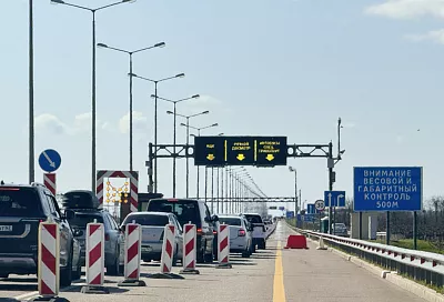 Почти 700 машин скопилось в очереди у Крымского моста со стороны Керчи
