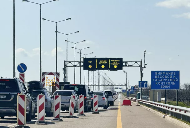 Почти 700 машин скопилось в очереди у Крымского моста со стороны Керчи