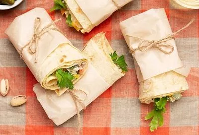 Лучше, чем покупной пирожок или чипсы: лучшая еда для перекуса во время прогулки - рулет из лаваша с курицей и корейской морковью