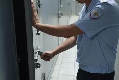 Работавшую на мошенников девушку-курьера поймали полицейские на Кубани