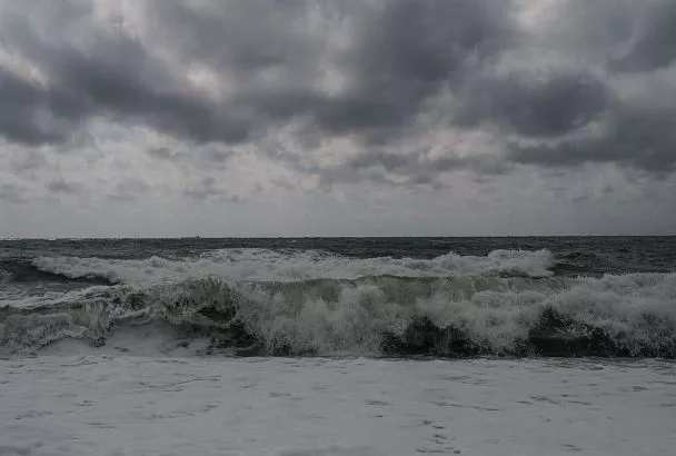 Шторм и волны до 2,5 метров прогнозируют в Сочи