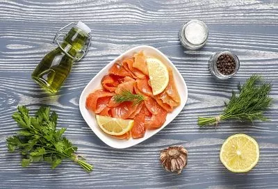 Только соль и немного сахара. Малосольная семга классический вариант посола, не задержится на вашем столе