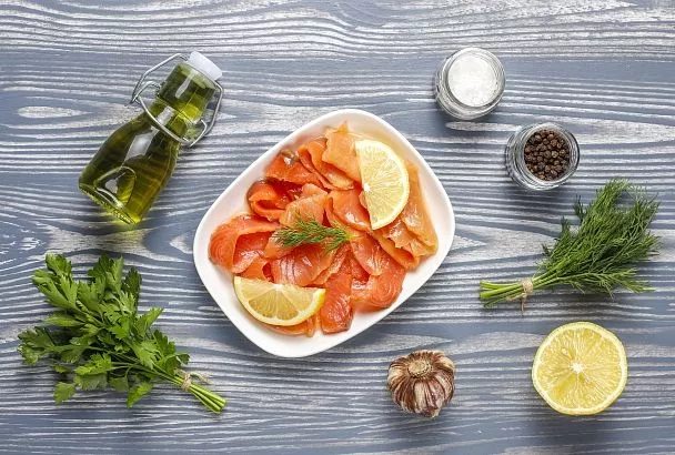 Только соль и немного сахара. Малосольная семга классический вариант посола, не задержится на вашем столе
