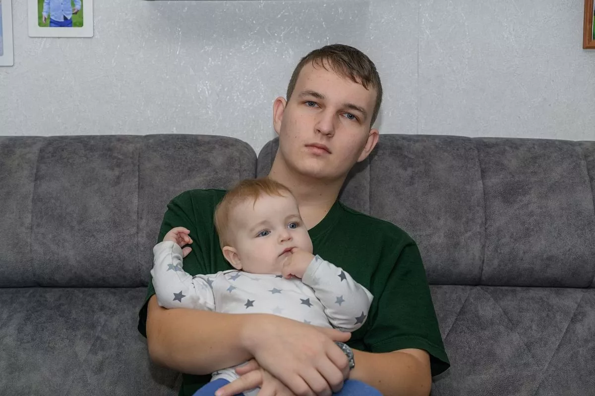 Старшие ребята, когда не заняты уроками и не в школе, помогают родителям в домашних хлопотах и присматривают за младшими детьми.