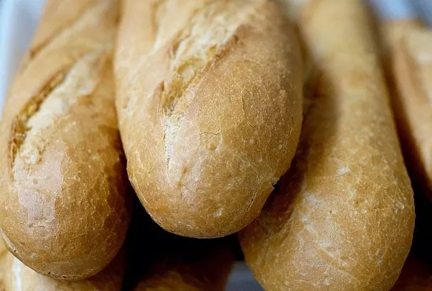 Домашний багет как из пекарни: воздушный и хрустящий, готовится сам — между делами