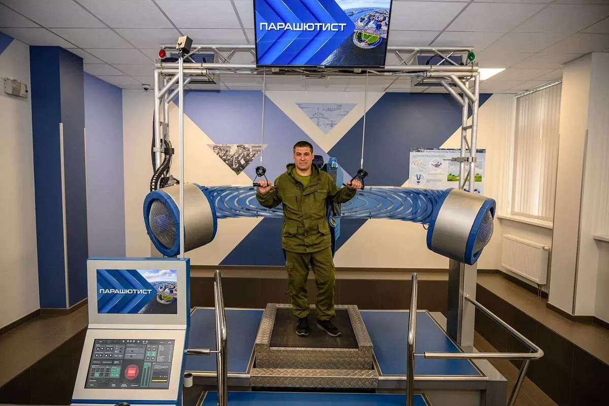 На специальном тренажере можно отрабатывать прыжки с парашютом. На специальном тренажере можно отрабатывать прыжки с парашютом.