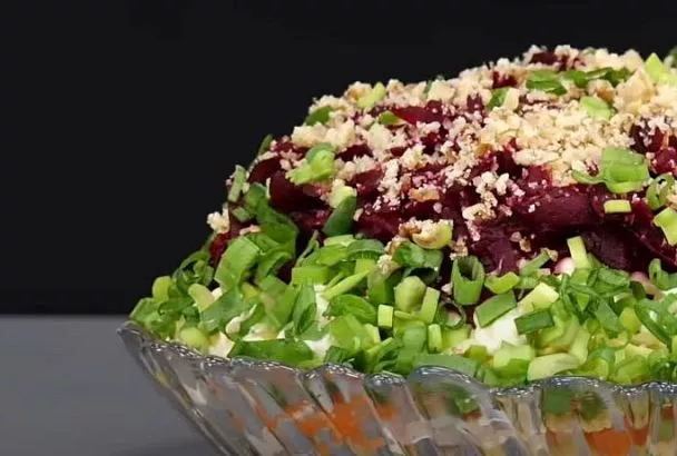 Новый салат «Воздушная гора» (он же «Сердца под шубой») — нежнейшая замена «Селедке под шубой» для праздника.