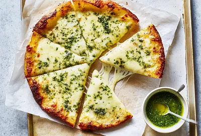 Картофельный пирог-пицца с моцареллой и зелёным соусом