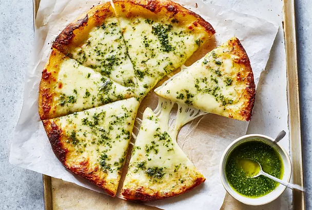 Картофельный пирог-пицца с моцареллой и зелёным соусом