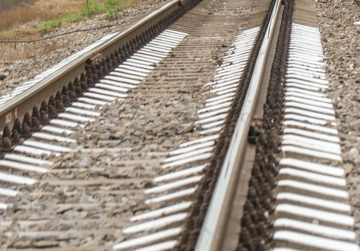 Пассажиров поезда из Сириуса «Диоскурия» перевозят на закрытом участке железной дороги в Абхазии автотранспортом