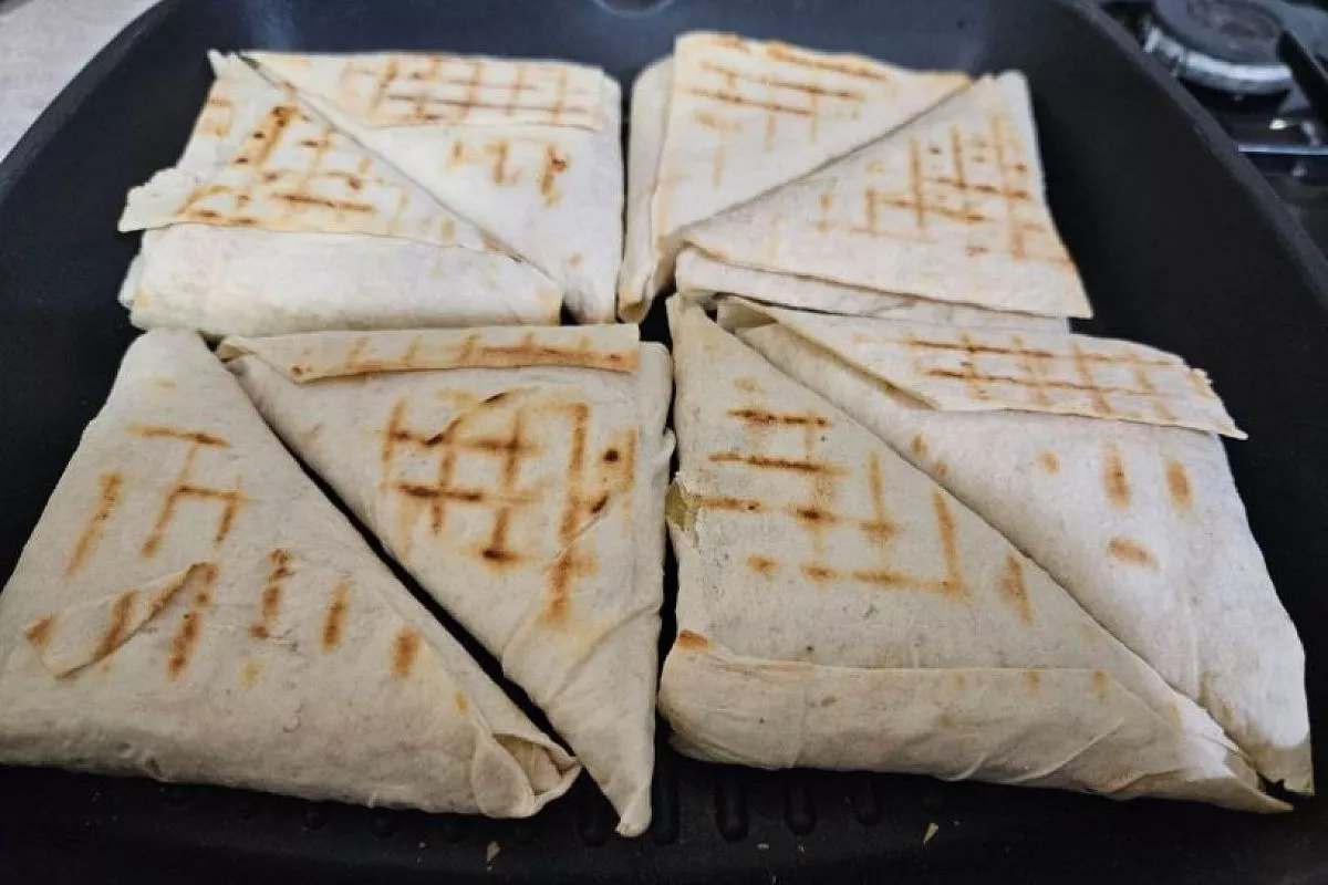 Взял лаваш, завернул зелень и обжарил: получаются вкусные, сочные и полезные конвертики