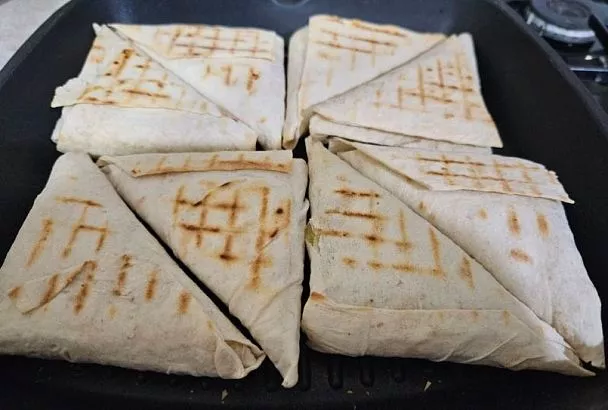 Взял лаваш, завернул зелень и обжарил: получаются вкусные, сочные и полезные конвертики