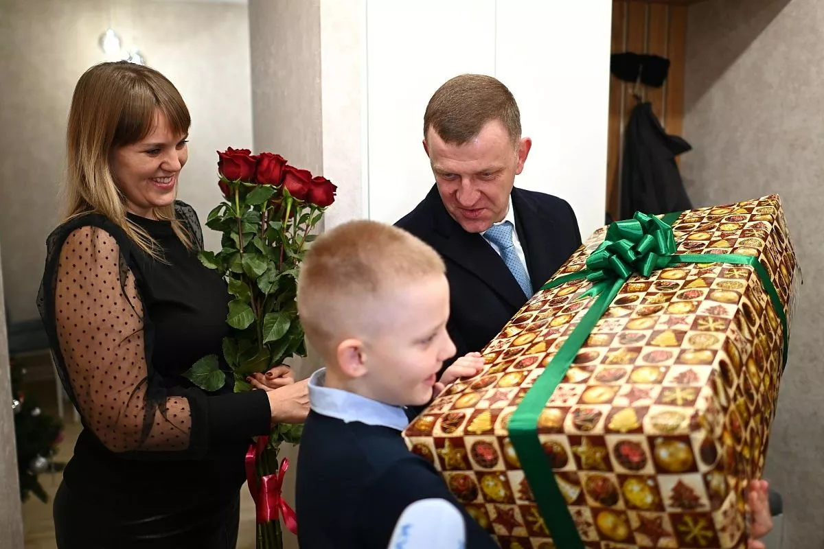 Подарок передал ребенку глава Краснодара Евгений Наумов.