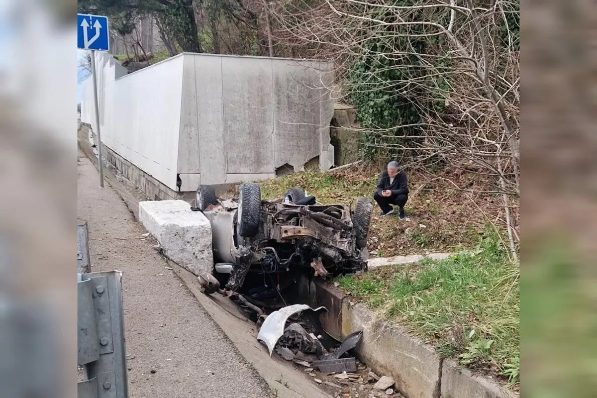 Спасатели вытащили водителя из искореженного в ДТП автомобиля в Сочи