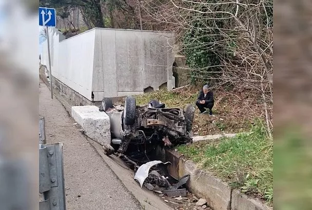 Спасатели вытащили водителя из искореженного в ДТП автомобиля в Сочи