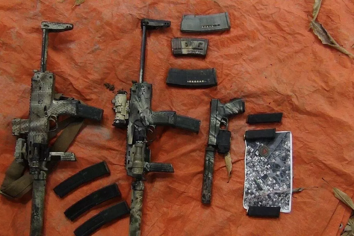 Оружие, захваченное террористами в ходе неудачной французской операции. Оружие, захваченное террористами в ходе неудачной французской операции.