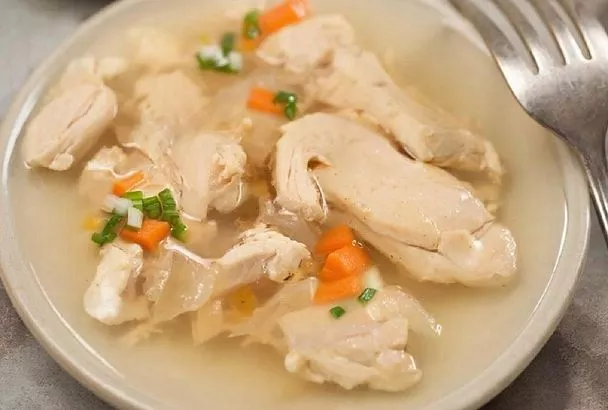 Успеете к вечеру: самый быстрый рецепт приготовления холодца из мяса птицы. Получается такой вкусный, что и за уши не оттащить домашних