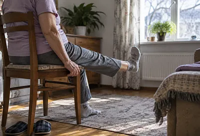 Как укрепить ноги после 60 лет: упражнения, которые можно делать даже на стуле