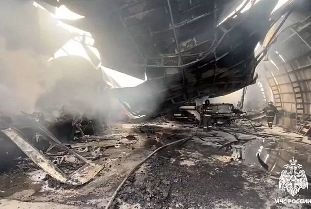 В Краснодаре загорелся ангар на площади 400 кв. метров