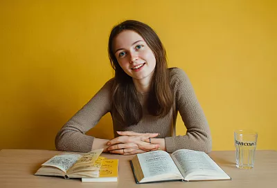 Чтение вслух улучшает речь, память и дикцию: 5 причин и простые техники для ежедневной практики