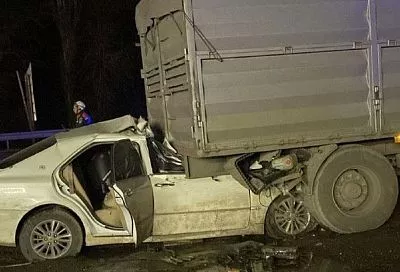 Житель Кубани на иномарке врезался в грузовик в Адыгее. Погибли два человека, пострадал ребенок