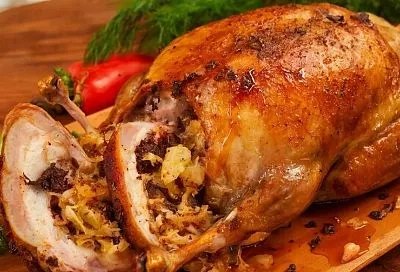 Запекаем гуся на капустной перине: с корочкой и тающим во рту мясом — главный на рождественском столе