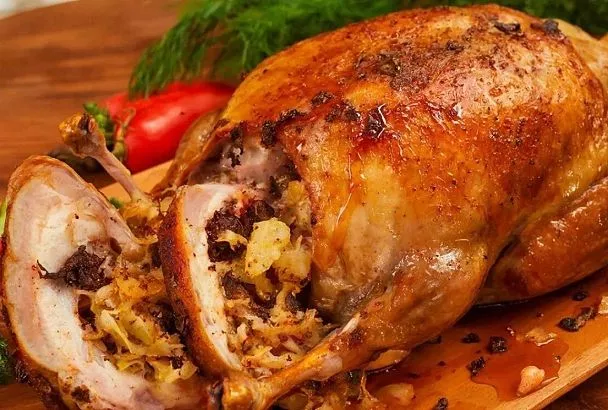 Запекаем гуся на капустной перине: с корочкой и тающим во рту мясом — главный на рождественском столе