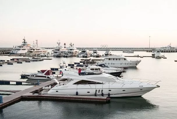 Паром Sea Bridge из Трабзона третьи сутки стоит у побережья Сочи