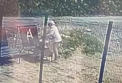 Приятный «бонус»: туристка нашла 3 тыс. рублей в украденной на пляже в Сочи рубашке