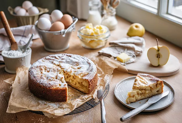 Тёплый вкус детства: нежная шарлотка с творогом и яблоками к чаю