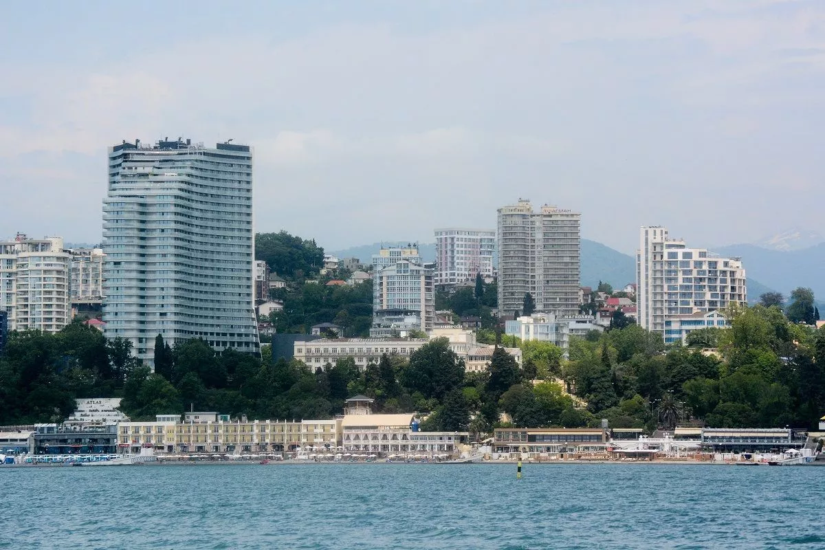 Квартира с видом на море в Сочи может не приносить больше денег, но сдается быстрее