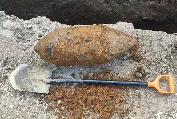 Ржавую 100-килограммовую авиабомбу времен войны нашли на территории ЦРБ в Темрюке